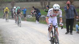 Strade Bianche, Pogacar l’ha rifatta uguale a due anni fa: 80 km di fuga solitaria, ma Seixas (secondo) prenota il futuro