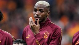 Galatasaray, Osimhen in lacrime per la coreografia dei tifosi: omaggio da brividi alla mamma persa da piccolo