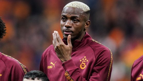 Galatasaray, Osimhen in lacrime per la coreografia dei tifosi: omaggio da brividi alla mamma persa da piccolo