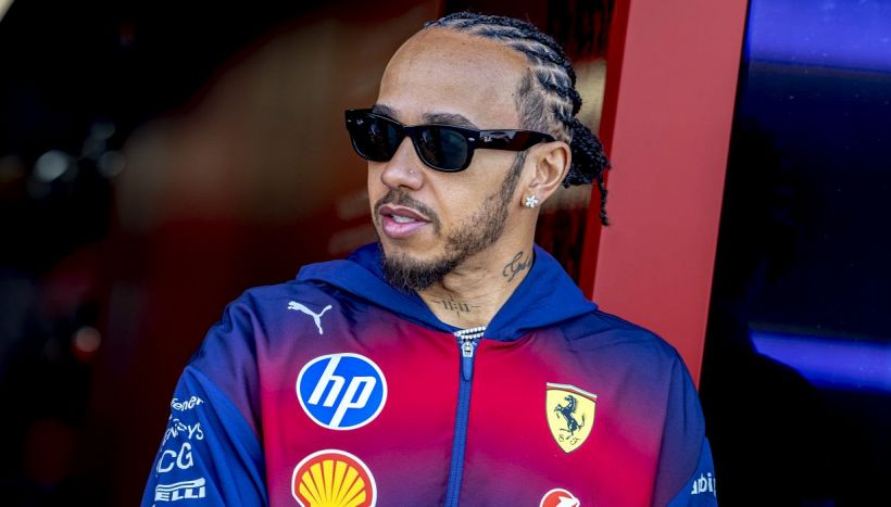 Hamilton risponde a Russell, sorpresa Mario Kart per Leclerc e Max punge: caso partenze, la Ferrari non ci sta