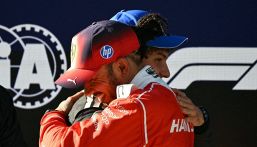 Antonelli da favola: l'abbraccio di Hamilton e papà Marco, Vanzini urla, da Fisichella al bacio a Mara Sangiorgio