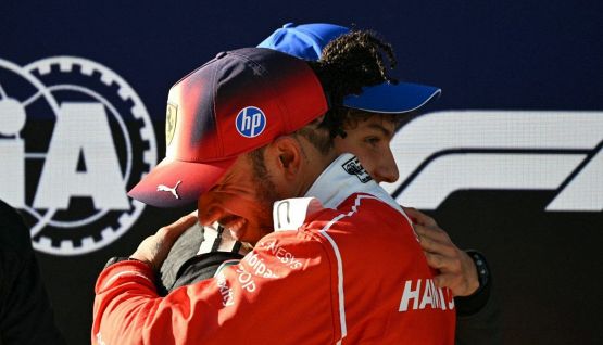 Antonelli da favola: l'abbraccio di Hamilton e papà Marco, Vanzini urla, da Fisichella al bacio a Mara Sangiorgio