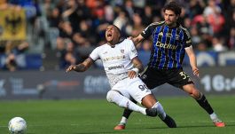 Pisa-Cagliari, moviola: La Penna torna un mese dopo caso Bastoni, due rossi e stavolta la simulazione la vede