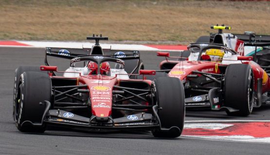 Leclerc attributi d'acciaio, il team radio è virale: Hamilton deluso, silenzio di protesta con Carlo Santi