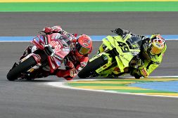 Sprint Brasile: Marquez "colma il buco" e vince in volata su Di Giannantonio. Martin a podio, Bezzecchi 4°