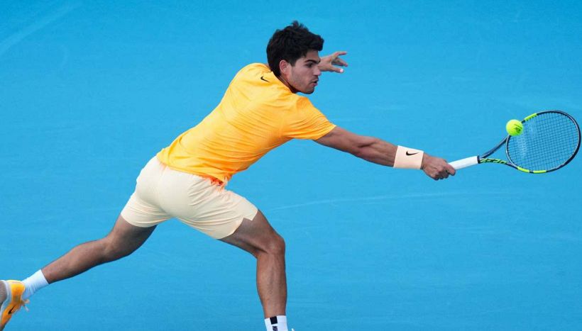 Miami, Alcaraz ko e in preda a una crisi di nervi: urla al team e calcio ai tabelloni. Korda regala un’occasione d’oro a Sinner