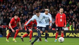Inghilterra-Uruguay, moviola: follia arbitro, doppio giallo non diventa rosso, rigore visto solo dal Var