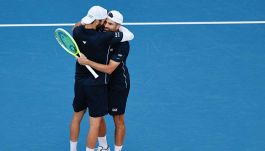 Bolelli e Vavassori, titolo ed emozioni: la dedica di Simone al papà, Andrea in lacrime. Paolini-Errani e Sinner: l’Italia sogna