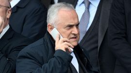 Lazio, Lotito senza freni al telefono con un tifoso: accusa Sarri per la crisi di risultati, poi l’insulto all’ex Baroni  