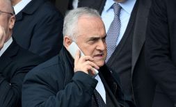 Lazio, Lotito senza freni al telefono con un tifoso: accusa Sarri per la crisi di risultati, poi l’insulto all’ex Baroni  
