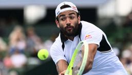 Indian Wells, Berrettini epico: batte Mannarino distrutto dai crampi e ora c’è Zverev. Sinner trova Svrcina, fuori Bellucci