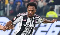 Juventus, Openda e il cupping estremo: critiche e sfottò per la foto virale sui social