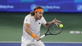 Indian Wells, la crisi di Tsitsipas è senza fine: perde con Shapovalov e litiga con l'arbitro per colpa del padre
