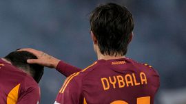 Roma, doppia beffa: Dybala si ferma di nuovo e il Siviglia provoca sui social, tifosi scatenati
