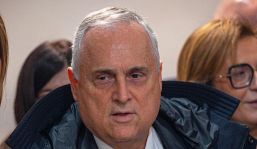 Lazio, Lotito nervoso: litiga con un cronista, dribbla Sarri e fa chiarezza sulla telefonata delle polemiche 