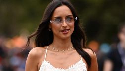 La prima della signora Leclerc: Alexandra Saint Mleux vestita di bianco è raggiante a Melbourne dopo le nozze