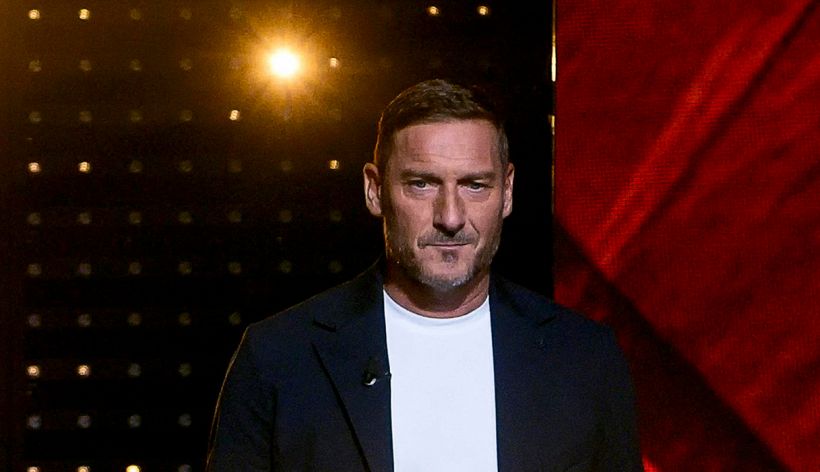 Roma, Totti visita Dybala in ospedale e gela i tifosi: frenata sul ritorno in giallorosso 