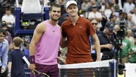 Sinner e Alcaraz amiconi a Indian Wells: il saluto affettuoso, l’allenamento fianco a fianco e l’intrusione di Carlos