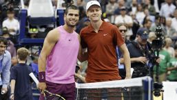 Sinner e Alcaraz amiconi a Indian Wells: il saluto affettuoso, l’allenamento fianco a fianco e l’intrusione di Carlos