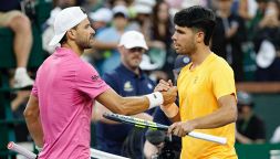 Alcaraz, il match contro Dimitrov sembra un allenamento: il gesto eloquente del bulgaro. Poi Carlos si lamenta degli arbitri