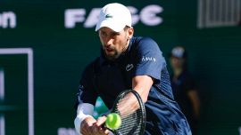 Djokovic sopravvive al caldo e a Majchrzak: il serbo costretto a vomitare in campo. Poi snobba Sinner ed elogia Alcaraz