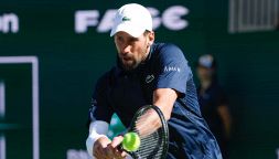 Djokovic sopravvive al caldo e a Majchrzak: il serbo costretto a vomitare in campo. Poi snobba Sinner ed elogia Alcaraz