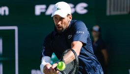 Djokovic sopravvive al caldo e a Majchrzak: il serbo costretto a vomitare in campo. Poi snobba Sinner ed elogia Alcaraz