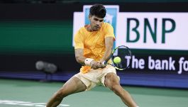Paura Alcaraz, storta alla caviglia a Indian Wells: Carlos rischia ma rimonta Rinderknech. Crollo nervoso di Fritz