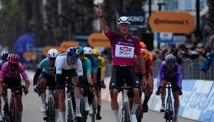 Tirreno-Adriatico 2026, 4a tappa: van der Poel sa solo vincere, Pellizzari anticipa Del Toro e gli porta via la maglia