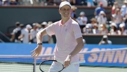 Indian Wells, Sinner scoppia a ridere dopo la vittoria su Tien, poi si esprime sulla nuova F1 e carica la Ferrari