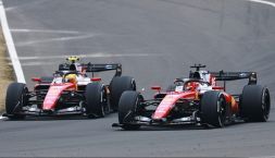 Hamilton si è preso la Ferrari, team radio Leclerc: "Duello divertente", la dedica per mamma Carmen