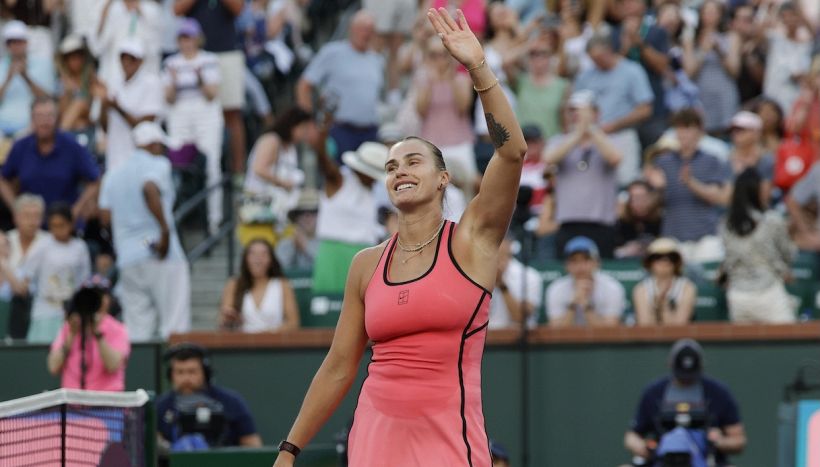 Sabalenka, dalla crisi di nervi alla gloria: distrugge la racchetta, ribalta Rybakina e trionfa a Indian Wells