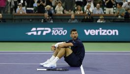 Djokovic, un forfait molto "tattico": rinuncia a Miami per un problema alla spalla e va ad allenarsi sulla terra
