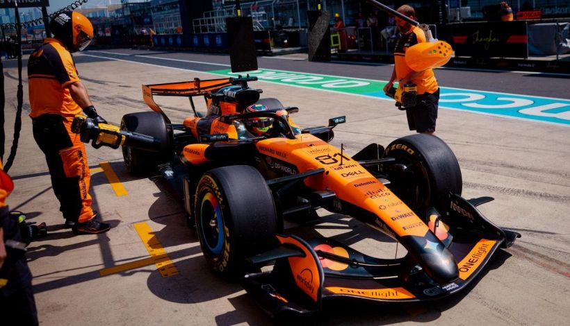 Figuraccia McLaren, volano stracci con Mercedes: Stella punta il dito, ironia Piastri e Norris abdica