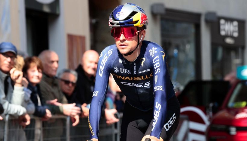 Ciclismo, Pidcock doma la salita di Superga e fa sua la Milano-Torino dei 150 anni. Johannessen e Roglic sul podio