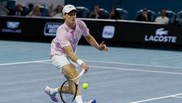 Miami, Sinner travolgente: dà lezioni di sportività a Moutet e batte il record di Djokovic. Poi si trasforma in “zio Jannik”