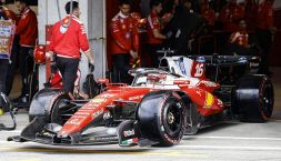 Leclerc furioso nel team radio: "Una barzelletta", il mutismo di Hamilton e la calma di Antonelli. Rabbia Max