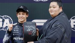 Antonelli una pole da "Yokozuna": Kimi premiato dal campione di sumo Masakatsu e c'è pure Jean Alesi
