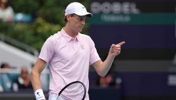 Sinner in doppio a Montecarlo col suo ‘servo’ volgare Bergs, singolare in dubbio: Alcaraz incrocia le dita