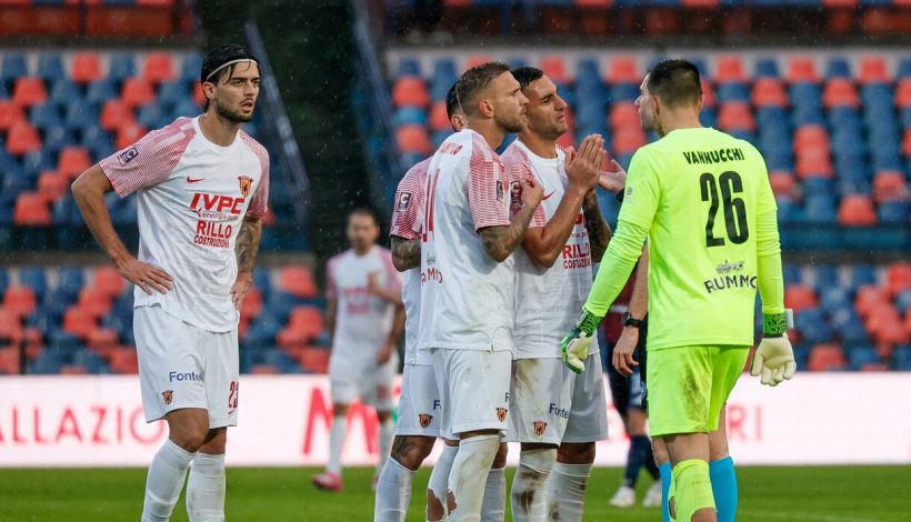 Benevento-Catania, moviola: scintille tra i tecnici e niente stretta di mano, l’arbitro vede solo giallo, inutile ricorso all’FVS