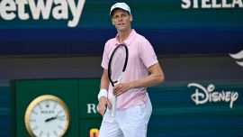 Sinner senza Laila a Miami, ma a strappare un sorriso a Jannik ci pensano le Carota Girls. Bene Errani-Paolini
