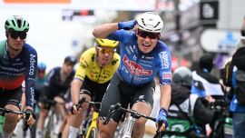 Gand-Wevelgem, Van der Poel scappa ma vince Philipsen: Ganna fa il gregario, Milan furioso con un cameraman