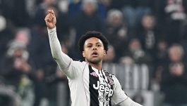 Juventus, il rinnovo di McKennie non salva Comolli ed Elkann dalle critiche: l’appello dei tifosi per Spalletti