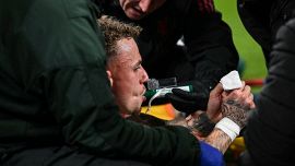 Infortunio sconvolgente al dito e operazione per Noa Lang, finito contro un cartellone in Liverpool-Galatasaray: richiesta danni