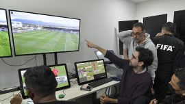 Arbitri, il Var compie 10 anni tra dubbi e polemiche: va abolito o va cambiato? Dì la tua