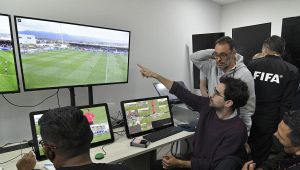 Arbitri, il Var compie 10 anni tra dubbi e polemiche: va abolito o va cambiato? Dì la tua