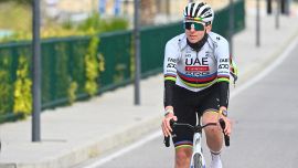 Pogacar impenna in salita e prenota la Strade Bianche, il manager boccia l'ultimo piano antidoping: 'Stupido'