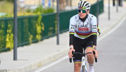 Pogacar impenna in salita e prenota la Strade Bianche, il manager boccia l'ultimo piano antidoping: "Stupido"