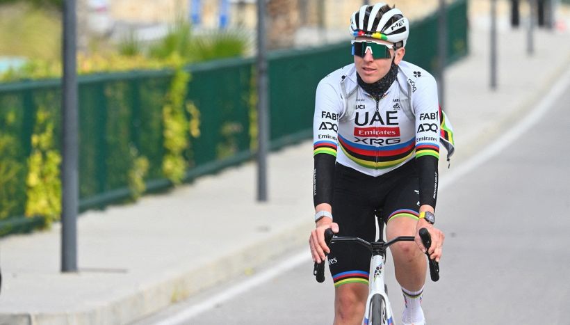 Pogacar impenna in salita e prenota la Strade Bianche, il manager boccia l'ultimo piano antidoping: "Stupido"