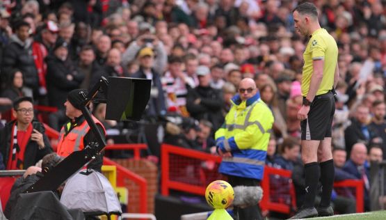 Germania: tifosi staccano spina al monitor e oscurano il VAR per scongiurare un rigore